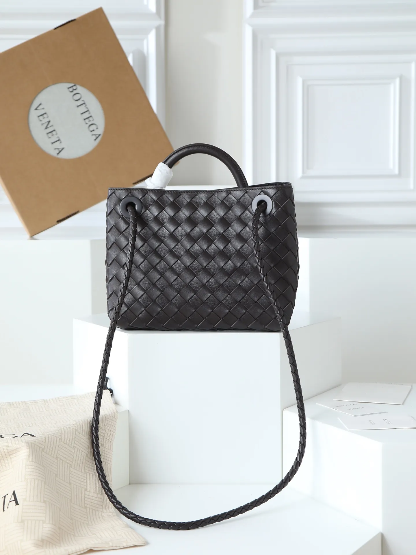 1300. Andiamo is shipping‼ ️Really popular🔥The new Andiamo woven handbag launched by Bottega Veneta this season is really popular all over the world! ! Celebrities at home and abroad have worn it, and Oscar-winning actress Michelle Yeoh has taken it out on the street. Song Jia, Trai Yala, Yu Feihong, Sanji Ayaka, Rosie Hunting-Whiteley, Yoshioka Riho, etc. have all worn this bag. It is classic and versatile and shows off your temperament, and the bag capacity is also large, which is very convenient for daily commuting! ! A variety of carrying methods, the shoulder straps can be adjusted by yourself, the original lambskin feels soft and delicate, and the unisex style breaks the gender boundaries and brings a more practical and long-lasting use experience. Andiamo, which has both elegant and casual styles, perfectly interprets the true appearance of "fashionable old money style". Style number: 766014 Size: 25*22*10.5cm
